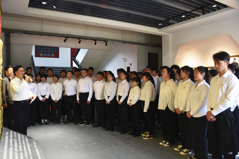 1619679626395006209.jpg 纪念馆内党课.jpg